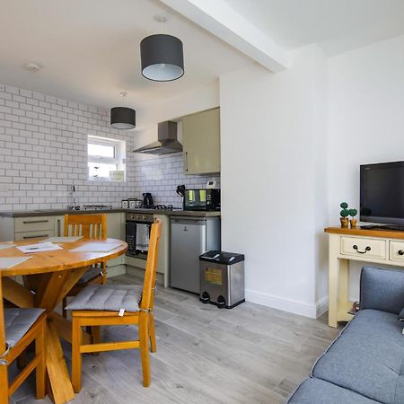 Ground Floor Flat With Parking, Sleeps 3 Διαμέρισμα Wheatley Εξωτερικό φωτογραφία